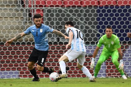 Nández está disputando la Copa América con Uruguay; aquí, disputa el balón con Lionel Messi