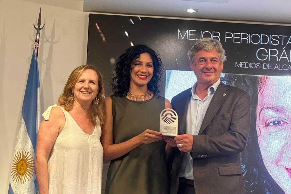Nanette Giovanelli, presidenta del Círculo Argentino de Periodistas Agrarios (CAPA); Belkis Martínez, periodista del diario LA NACION, y Nicolás Pino, presidente de la Sociedad Rural Argentina (SRA) en la ceremonia de entrega de premios