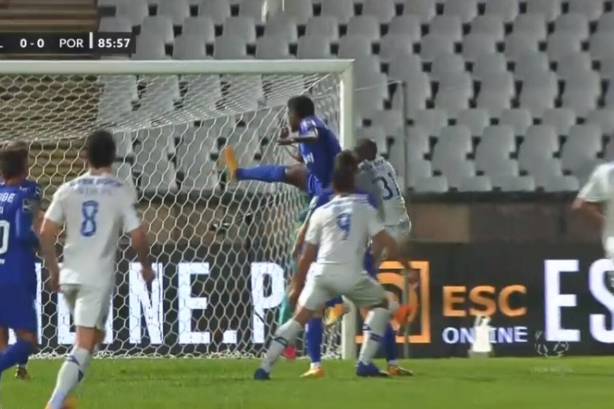 Nanu, defensor de Porto chocó de frente contra el ruso Kritsyuk, arquero de Belenenses, y debió ser retirado en camilla del estadio