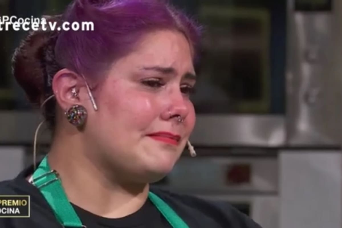 Nanu, entre lágrimas, escuchando la devolución del jurado.