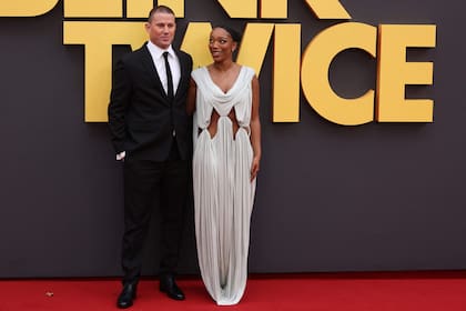 Naomi Ackie recorrió la alfombra roja en el estreno en Londres de Parpadea dos veces en el Odeon Luxe Leicester Square y aportó la cuota de audacia; la actriz lució un vestido de Loewe de la colección preotoño 2024, que le aportó elegancia y la convirtió en la representante de la moda de vanguardia. En la foto, con Channing Tatum