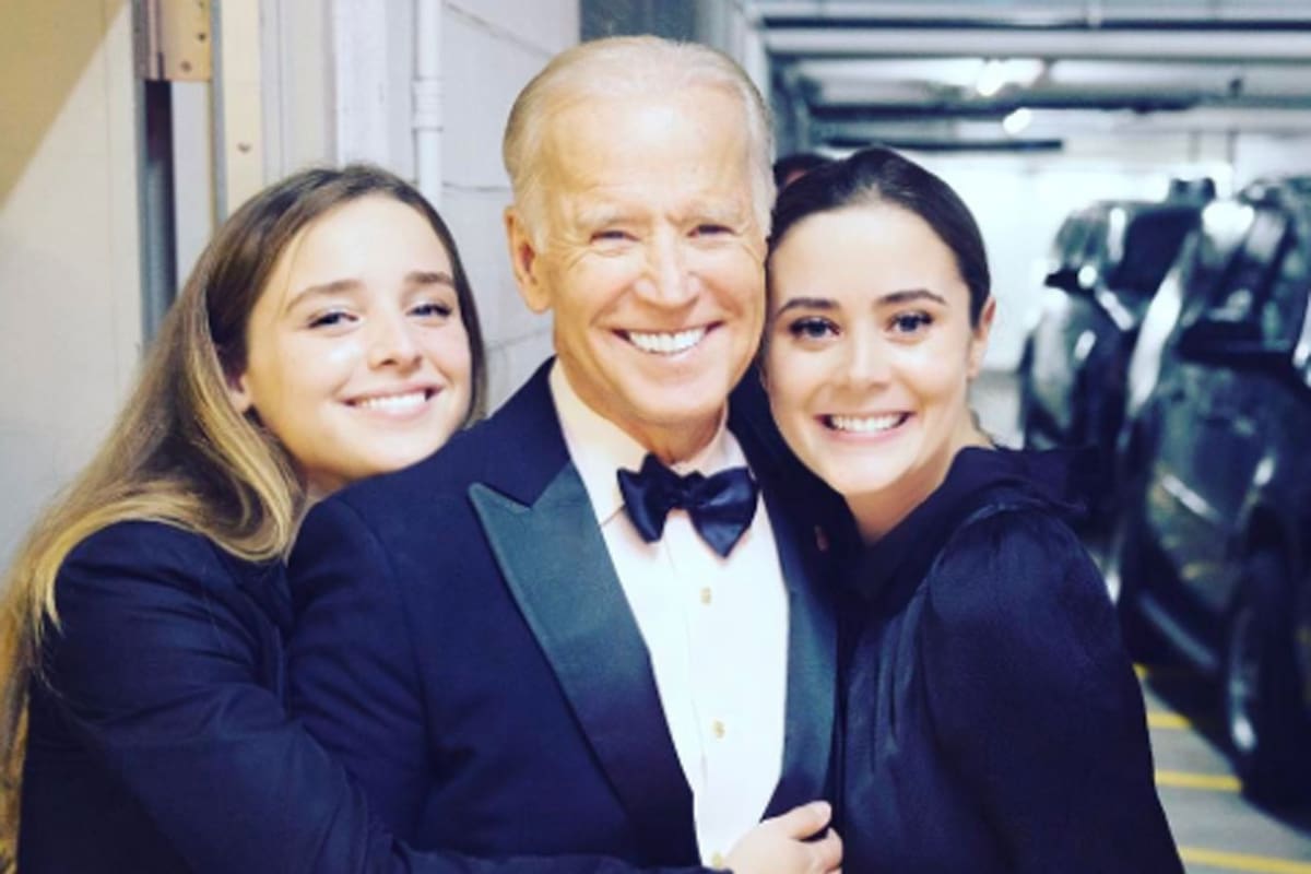 Naomi Biden (der.) compartió en Instagram una foto con su abuelo