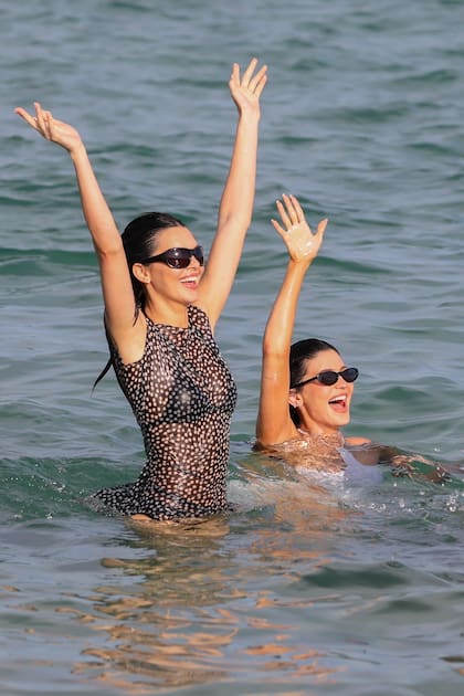 Luego de participar de la majestuosa boda del magnate Jeff Bezos, Kylie y Kendall Jenner decidieron seguir con el espíritu festivo y se trasladaron a St. Tropez, donde pasaron un buen rato en el exclusivo Lou Lou Beach Club. Las hermanas se divirtieron en las aguas cristalinas de la Costa Azul sin perder el glamour