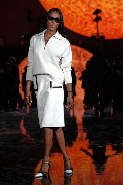 Naomi Campbell posó ante los fotógrafos sobre la pasarela de Chanel. La top model descontracturó una sofisticada falda con bolsillos con un sweater con cierre. Los stilettos al tono complementaron su propuesta