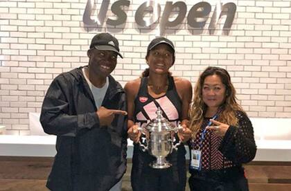 Naomi celebrando el triunfo con sus padres