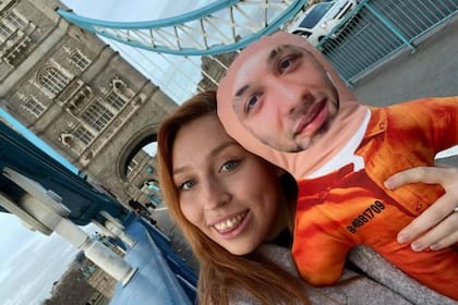 Naomí le puso la cara de su novio a un muñeco y viaja con él a todas partes