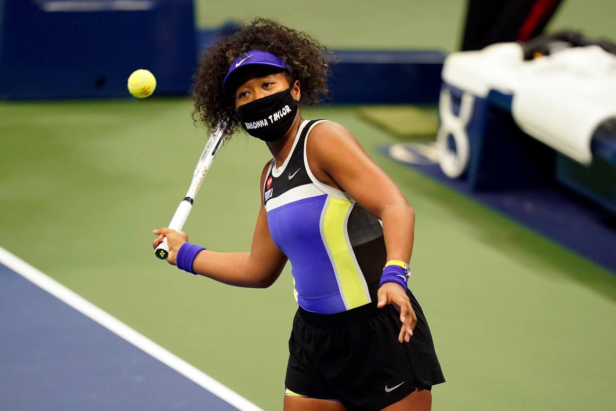 Naomi Osaka, de Japón, usa una máscara en honor a Breonna Taylor mientras celebra después de derrotar a Misaki Doi, de Japón, durante la primera ronda del campeonato de tenis del Abierto de Estados Unidos, el lunes 31 de agosto de 2020 en Nueva York.