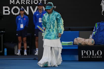 Naomi Osaka modera su atuendo de entrada y sube la intensidad en el Abierto de Australia
