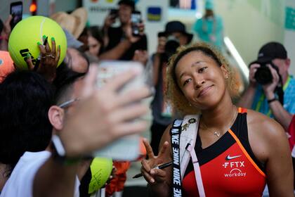 Naomi Osaka posa para las selfies con sus fans después de un valioso triunfo sobre Belinda Bencic, para llegar a la final de Miami