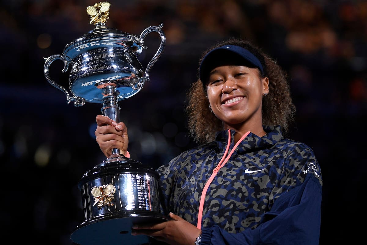 Naomi Osaka sostiene la Daphne Akhurst Memorial Cup después de derrotar a la estadounidense Jennifer Brady en la final femenina individual en el campeonato del Abierto de Australia