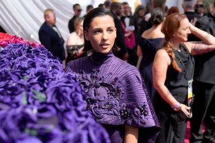 Naomi Scott, presentadora de la noche, cuando llega a la ceremonia