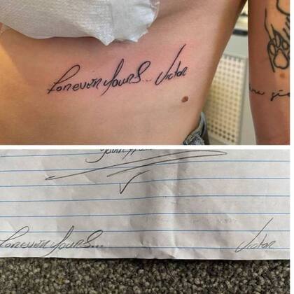 Naomí se tatuó la caligrafía y la firma de su amor debajo de las costillas