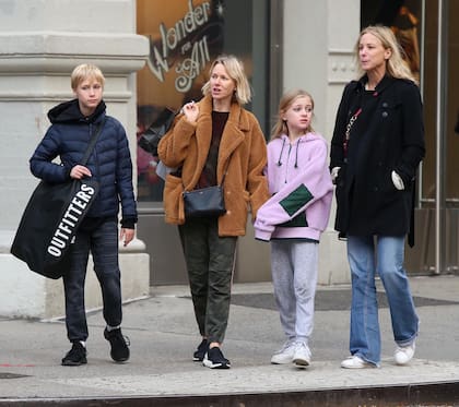 Naomi Watts junto a su hijo Sasha y su hija Kai