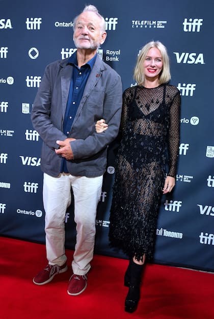 Naomi Watts apareció en la alfombra roja del estreno de The Friend en el Festival Internacional de Cine de Toronto (TIFF) de la mano de Bill Murray, su coprotagonista. La actriz británica, de 55 años, sorprendió a los asistentes al lucir espléndida en un vestido negro transparente. Su compañero, por su parte, eligió un look mucho más relajado: una camisa azul, pantalón blanco, zapatillas urbanas y un saco gris