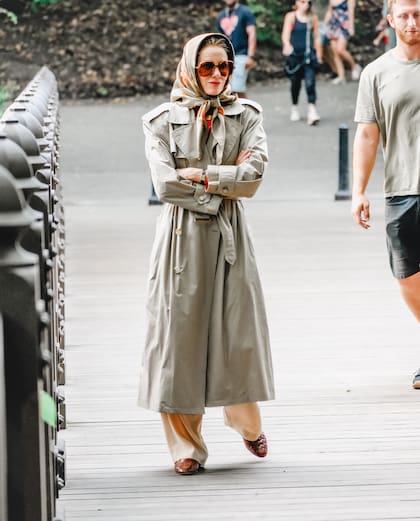 Naomi Watts en la piel de Jackie Kennedy, caminando por el Central Park neoyorkino