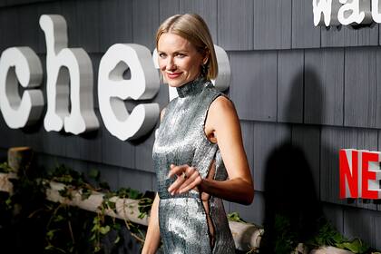 Naomi Watts posa para los fotógrafos con el vestido remendado y sin perder nunca la sonrisa