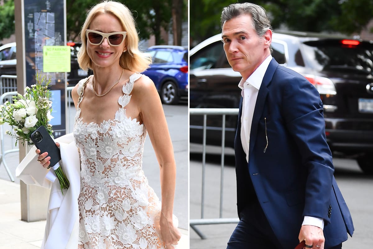 Naomi Watts y su flamante marido, el actor Billy Crudup, al regresar a su departamento en Nueva York tras pasar por el registro civil