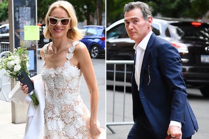 Naomi Watts y su flamante marido, el actor Billy Crudup, al regresar a su departamento en Nueva York tras pasar por el registro civil