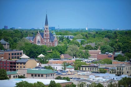 Naperville es la tercera ciudad más grande del Estado de Illinois y un corto viaje en tren la separa de Chicago. Es conocida por su atmósfera amigable.