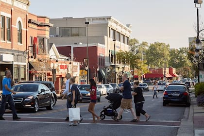 Naperville se ubica a 56 minuto al oeste de Chicago