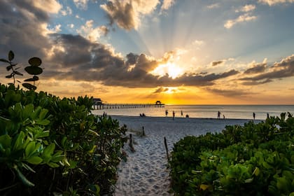 Naples está ubicada en la costa suroeste de Florida, frente al Golfo de América