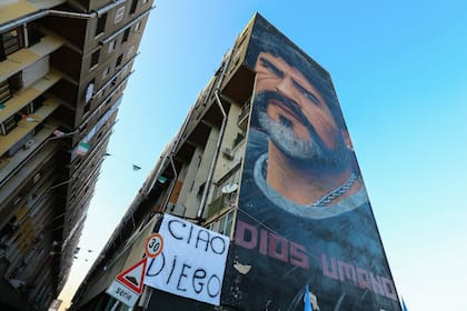 Maradona, retratado para siempre en la ciudad que lo idolatró