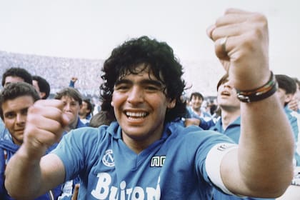 Maradona en el San Paolo, que ahora llevará su nombre, celebrando el primer título de la historia de Napoli.