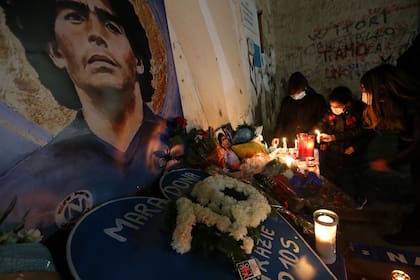 Las reverencias de los napolitanos a Diego