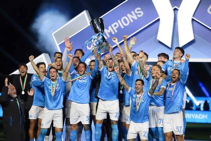 Napoli, en lo más alto del podio en el estaido King Al-Awwal Park en Riad (Photo by Fayez NURELDINE / AFP)