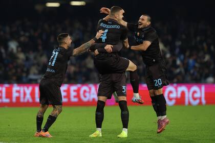 Napoli triunfa en dramática tanda de penales y avanza a cuartos de final de Copa Italia