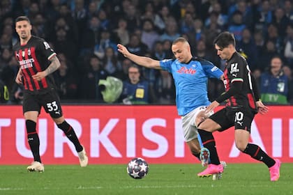 Napoli's Slovakian midfielder Stanislav Lobotka (C) and AC Milan's Spanish midfielder Brahim Diaz (R) go for the ball during the UEFA Champions League quarter-finals second leg football match between SSC Napoli and AC Milan on April 18, 2023 at the Diego-Maradona stadium in Naples. (Photo by Alberto PIZZOLI / AFP)