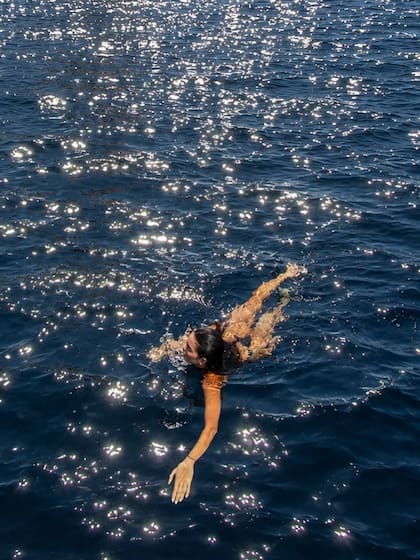 Nara no dudó en nadar en el mar (Foto: Instagram @zaira.nara)