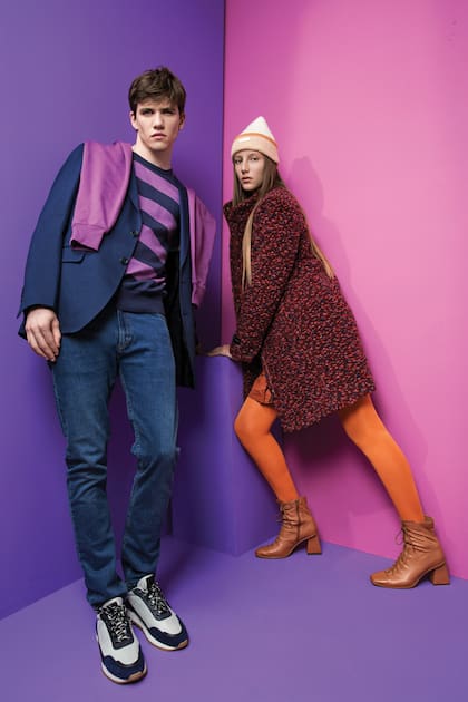 NARANJA & VIOLETA, Ella: saco tweed y gorro de lana (Perramus), botas acordonadas (Renner). Él: saco (Giesso), suéter rayado y campera con capucha (Levis), jeans y zapatillas (Perramus)
