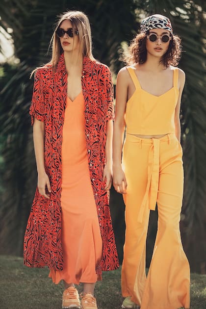 NARANJAS. Vestido camisero (Vitamina), vestido lencero (Vitamina), zapatillas (Reebok), anteojos (Mishka). Top y pantalón palazzo (Naíma), zapatillas (Reebok), pañuelo de seda (Vitamina), anteojos (Mishka)