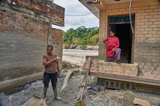 A un mes de las inundaciones en Nepal, miles siguen desaparecidos y la recuperación se prevé larga