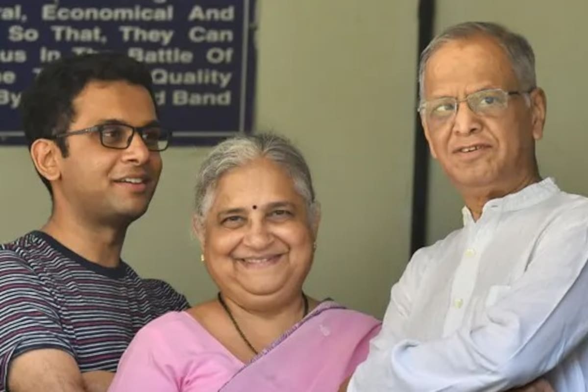 Narayana Murthy, a la derecha, con su mujer, Sudha, y su hijo Rohan, haciendo cola para votar en las elecciones de 2019.