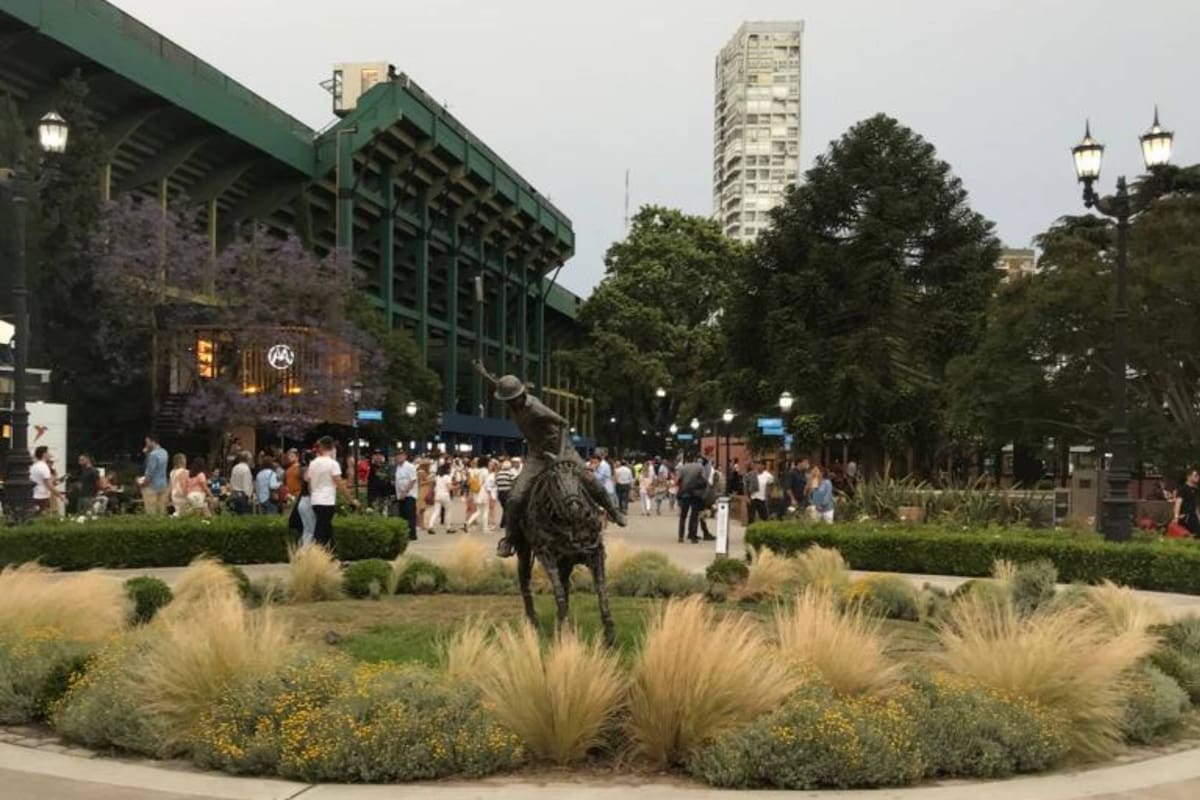 Narda Lepes lidera su espacio “Narda para Epicúrio House” con vista a una de las canchas, rodeado de verde y atardeceres únicos.