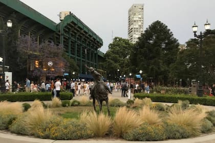 Narda Lepes lidera su espacio “Narda para Epicúrio House” con vista a una de las canchas, rodeado de verde y atardeceres únicos.