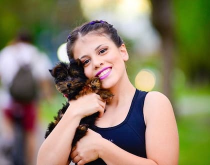 Narella, la dueña de Lola, es la encargada de subir sus simpáticos videos