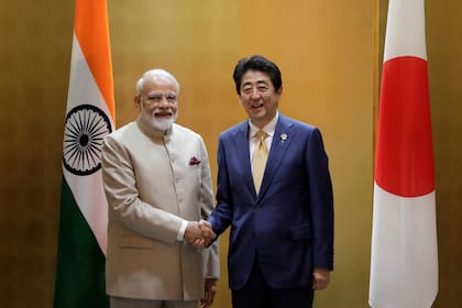 De casaca tradicional, Narendra Modi, Primer Ministro de India, con el anfitrión Shinzo Abe
