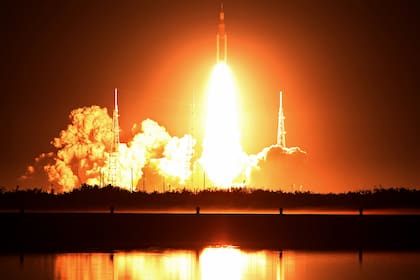 El cohete lunar Artemis I despegó de manera exitosa hoy desde el centro espacila de Florida en Cabo Cañaveral (Gregg Newton / AFP)