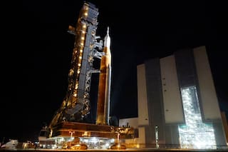 NASA prepara cohete para sobrevuelo en torno a la Luna