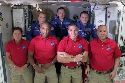 Los astronautas ya están en la Estación Internacional y se quedarán hasta abril