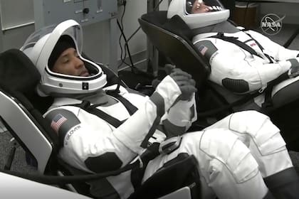 Los astronautas de la NASA Victor Glover y Mike Hopkins durante los preparativos para el despegue