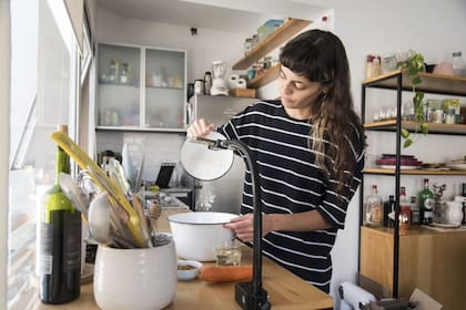 Nash Wigutov cocina y comparte sus platos con quienes viven a unas pocas cuadras a la redonda