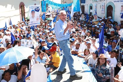 Nasry Asfura pertenece al Partido Nacional de Honduras, de carácter derecha conservadora y tradicional