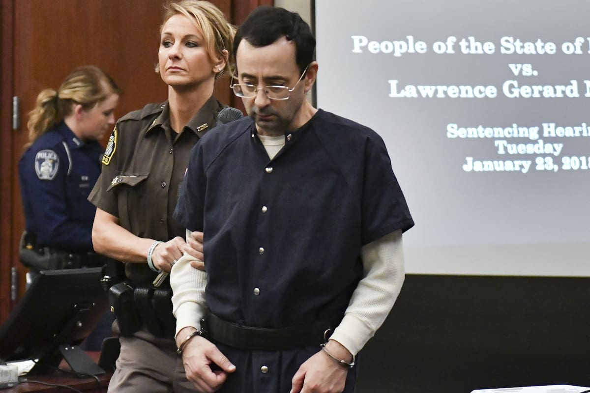 Nassar es conducido a prisión tras escuchar el veredicto