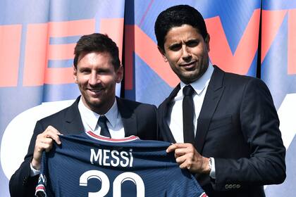 Nasser Al-Khelaïfi, presidente de PSG, con Lionel Messi en la presentación: su mayor logro en el club
