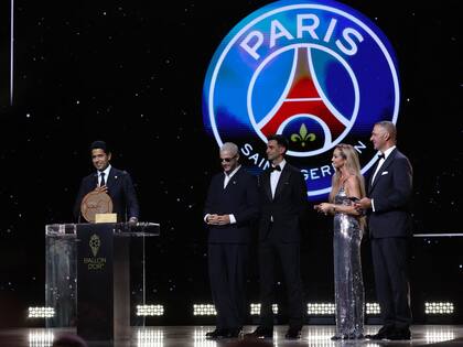 Nasser al-Khelaifi recibe el premio al mejor equipo del año