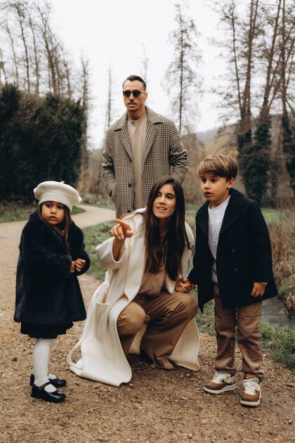 Natacha en las afueras de Igny, donde
vive, con su marido, el ex Puma
Juan Imhoff –que el año pasado anunció
su retiro del rugby– y sus dos hijos,
Bastian y Nikita. “Nuestra familia es el
motor de todas las cosas que estamos
logrando. Los chicos son un amor y se
llevan muy bien entre ellos. Les encanta
estar juntos”, cuenta la modelo.